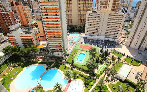 Benidorm 700: Gebouw, Wolkenkrabber, Dag, Eigendom, Fabriek, Licht, Natuur, Infrastructuur, Wereld, Toren