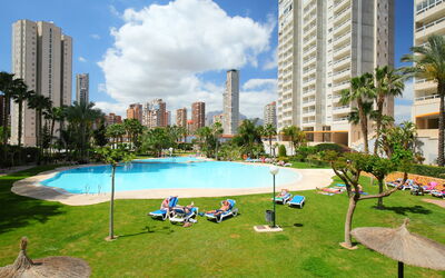 Benidorm 700: Wolk, Gebouw, Lucht, Water, Fabriek, Eigendom, Zwembad, Natuur, Boom, Buitenmeubels