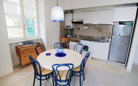 Francesca: Tafel, Meubilair, Eigendom, Cabinetry, Stoel, Countertop, Hout, Toestel Van De Keuken, Venster, Keuken En Eettafel