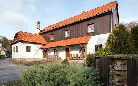Huty: Fabriek, Lucht, Eigendom, Venster, Gebouw, Wolk, Boom, Hout, Land Lot