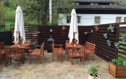 Huty: Fabriek, Eigendom, Meubilair, Tafel, Gebouw, Bloempot, Hout, Schaduw, Boom, Buitenmeubels