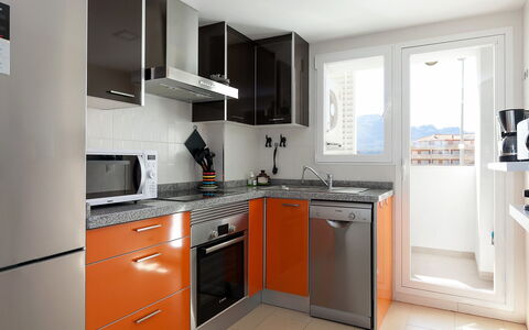 Dénia 766: Kamer, Cabinetry, Eigendom, Keuken, Meubilair, Countertop, Interieur Ontwerp, Major Appliance, Gebouw, Oranje