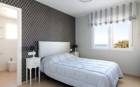 Dénia 766: Slaapkamer, Meubilair, Bed, Kamer, Eigendom, Interieur Ontwerp, Matras, Laken, Wit, Bedding