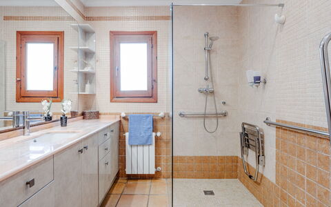 Karima: Flooring, Loodgieterswerkinrichting, Verdieping, Interieur Ontwerp, Loodgieter, Badkamer, Tegel, Badkamerkast, Huis, Plafond