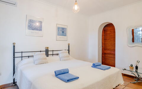 Karima: Bed, Slaapkamer, Verdieping, Flooring, Laken, Meubilair, Interieur Ontwerp, Bedding, Appartement, Bed Frame