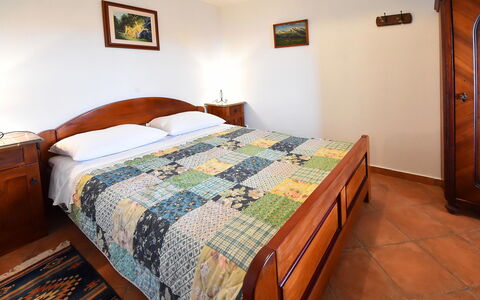 Evići: Slaapkamer, Bed, Laken, Meubilair, Kamer, Bedding, Eigendom, Bed Frame, Verdieping, Dekbedovertrek
