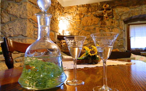 Evići: Barware, Drinken, Glas, Kamer, Wijnglas, Interieur Ontwerp, Restaurant, Likeur