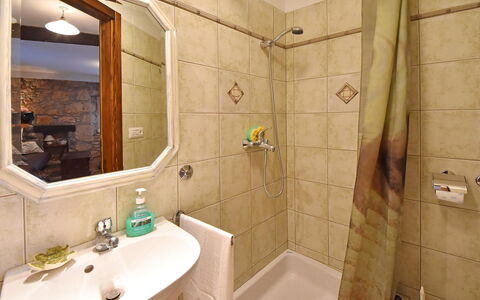 Evići: Badkamer, Eigendom, Kamer, Interieur Ontwerp, Tegel, Muur, Loodgieterswerkinrichting, Kraan, Bad, Gebouw