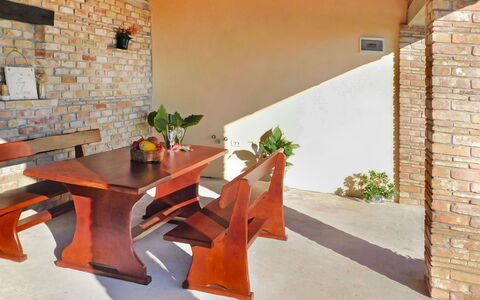 Lea: Tafel, Fabriek, Meubilair, Gebouw, Hout, Oranje, Flooring, Interieur Ontwerp, Verdieping, Kamerplant