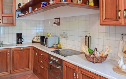Lea: Countertop, Cabinetry, Gootsteen, Wastafel, Kraan, Eigendom, Meubilair, Keuken, Blauw, Hout