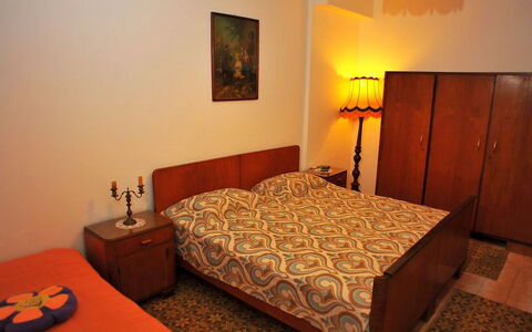 Brač Sutivan 111: Meubilair, Gebouw, Comfort, Hout, Fotolijst, Oranje, Bed Frame, Lamp, Bed