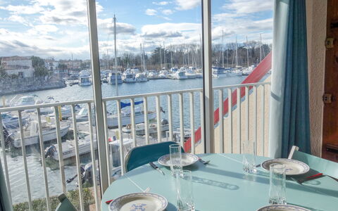 Marinas du Ponant: Wolk, Water, Boot, Tableware, Watercraft, Eigendom, Lucht, Azure, Dishware, Tafel