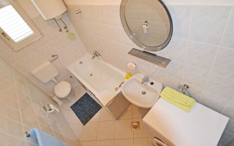 Ante: Eigendom, Loodgieterswerkinrichting, Wastafel In De Badkamer, Toilet, Wc Bril, Badkamer, Kraan, Hout, Venster, Verdieping