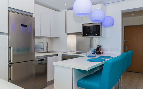 Dream View 50M from the Beach: Tafel, Meubilair, Licht, Cabinetry, Gebouw, Azure, Stoel, Countertop, Verlichting, Interieur Ontwerp
