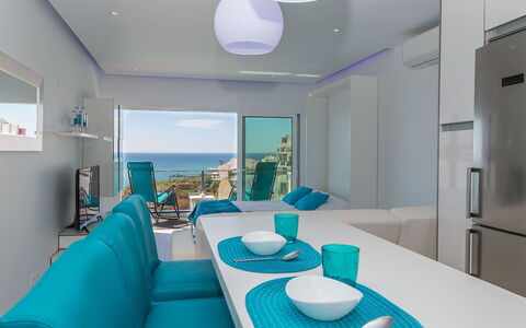 Dream View 50M from the Beach: Tafel, Meubilair, Eigendom, Bankstel, Stoel, Blauw, Azure, Groen, Comfort, Gebouw
