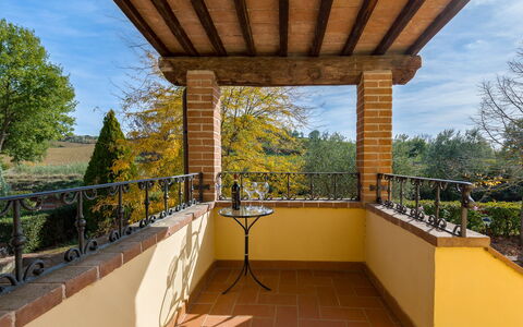 Villa La Fragola: Eigendom, Onroerend Goed, Balkon, Architectuur, Gebouw, Veranda, Huis, Schaduw, Boom, Huis